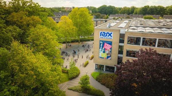 Decoration Dit is Pius X College in Almelo